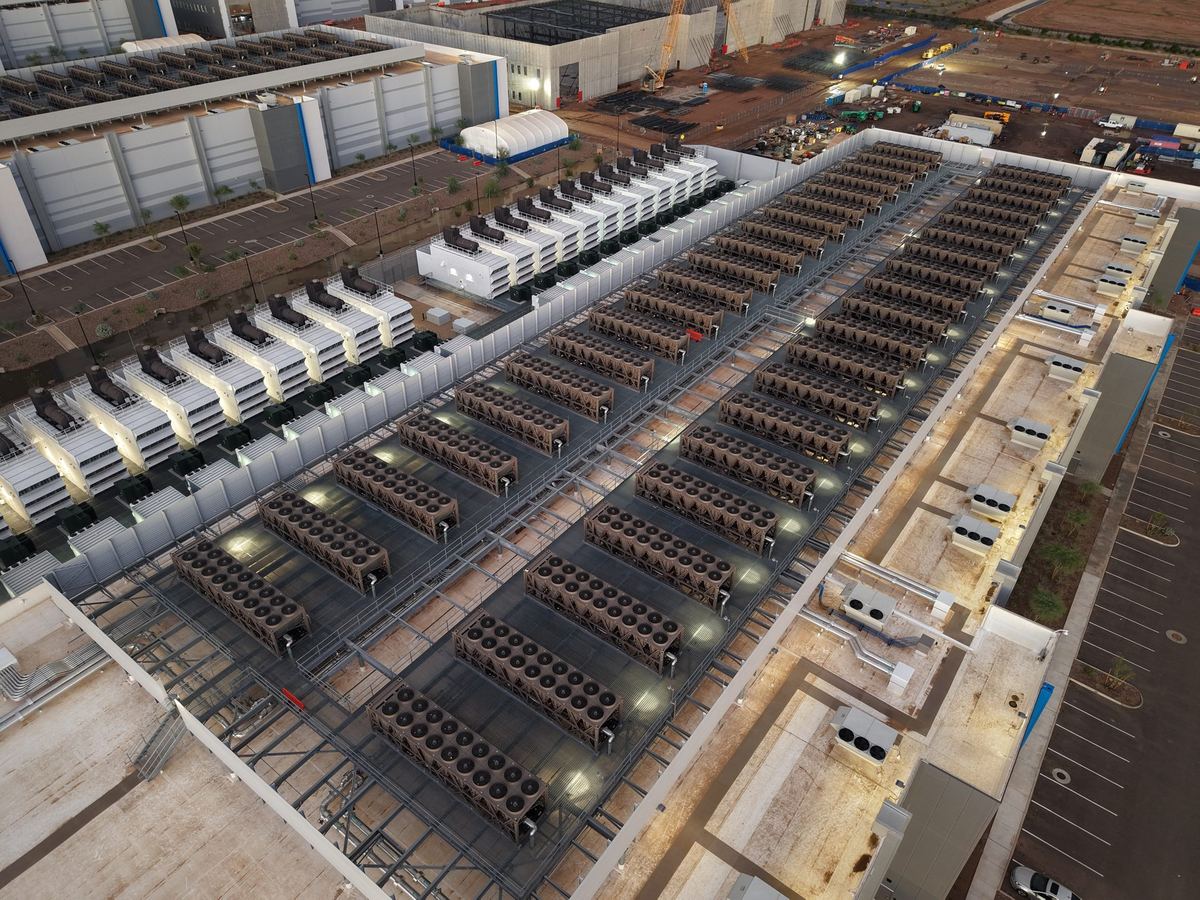 Infraestrutura de servidores que sustenta sistemas com IA