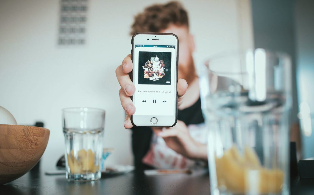 Smartphone em uso, representando um app sob medida
